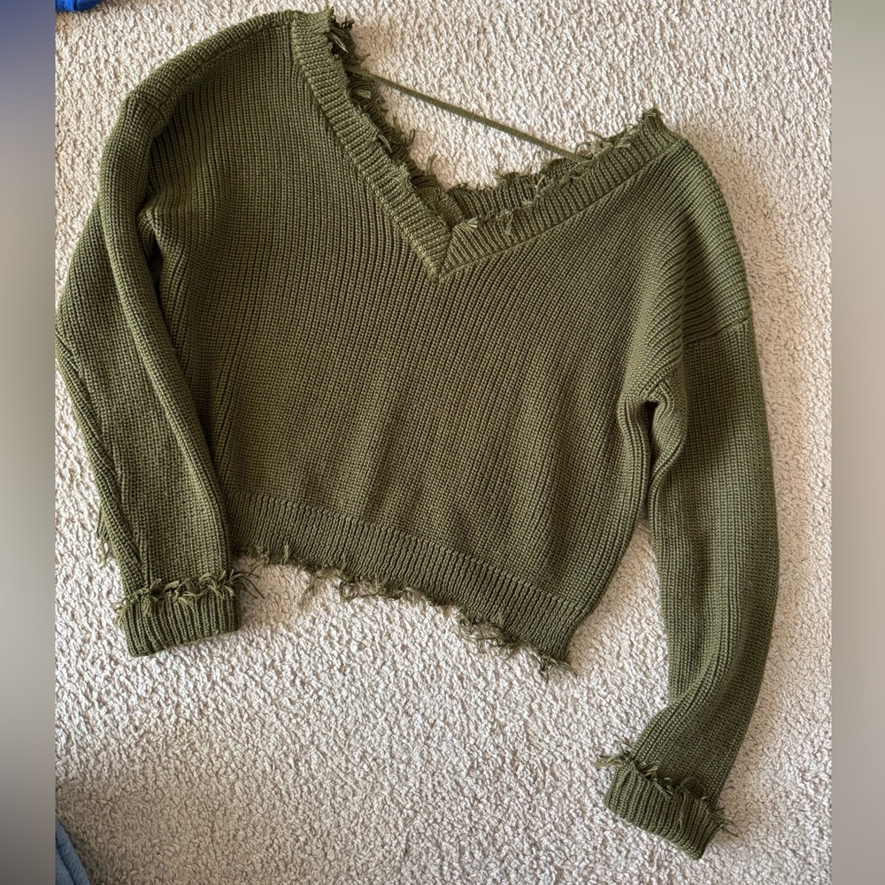 Forever 21 frayed cropped sweater size small